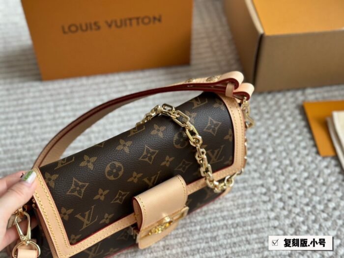 ⁦Louis Vuitton Dauphine Soft Shoulder Bag Handbag⁩ - الصورة ⁦3⁩
