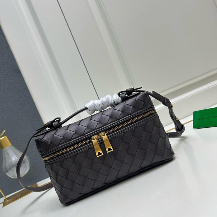 ⁦Bottega Veneta Intrecciato Mini Shoulder Crossbody Cosmetic Bag⁩ - الصورة ⁦7⁩