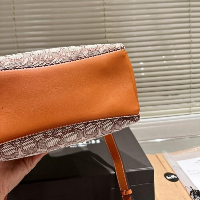 ⁦Coach Lana Shoulder Bag 23 In Signature Jacquard⁩ - الصورة ⁦9⁩