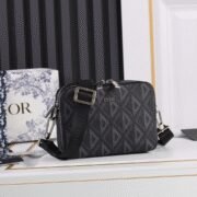 ⁦DIOR Oblique Classic Embroidery Crossbody Bag⁩ - الصورة ⁦6⁩