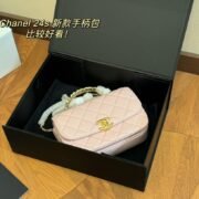 ⁦Chanel-mini-flap-bag-with-enamel-handle⁩ - الصورة ⁦6⁩