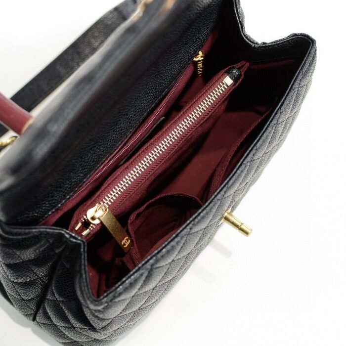 ⁦Chanel Stripe Gold Buckle Medium Shoulder Bag Handbag⁩ - الصورة ⁦8⁩