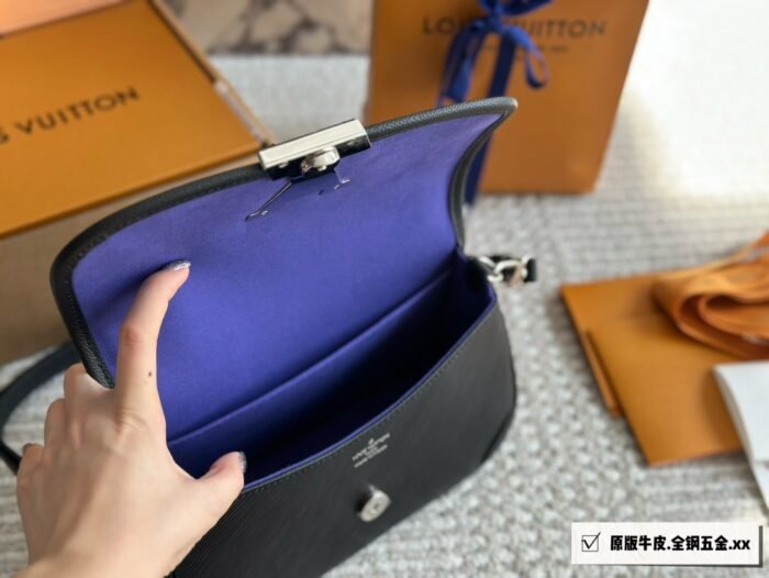 ⁦Louis Vuitton Buci Shoulder Bag Handbag⁩ - الصورة ⁦8⁩