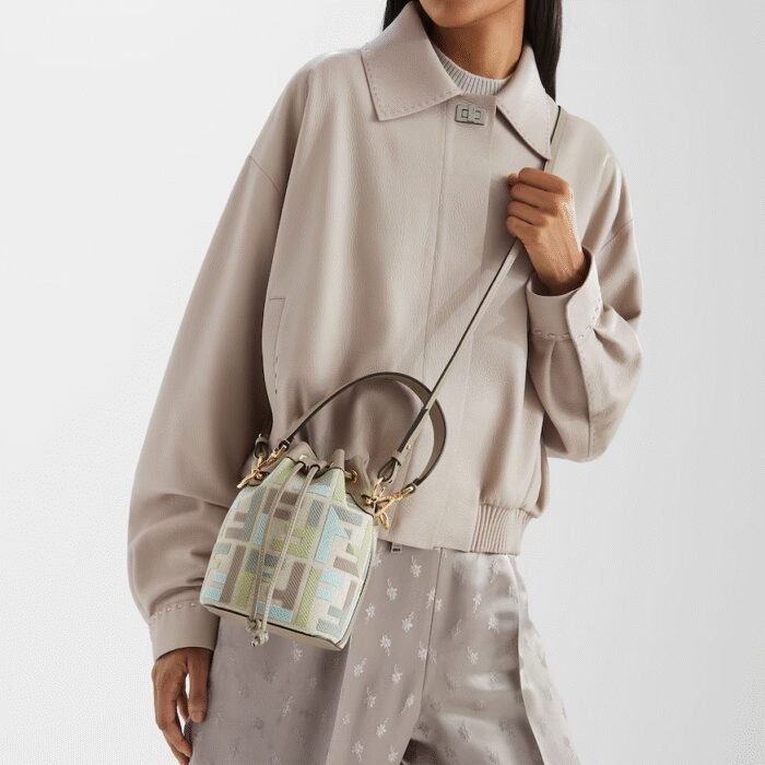 ⁦FENDI Fendi Iconic embossed FF pattern Bucket Bpattern Bucket Bag Shoulder Handbag  8BS093-AUPI-F1SKI⁩ - الصورة ⁦4⁩