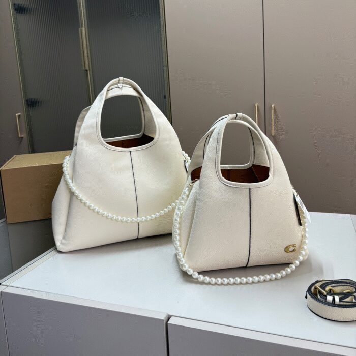 ⁦Coach Lana Shoulder Bag 33⁩ - الصورة ⁦3⁩