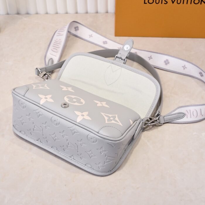 ⁦Louis Vuitton LV Diane Embossed Grained Shoulder Crossbody Bag M14214⁩ - الصورة ⁦7⁩