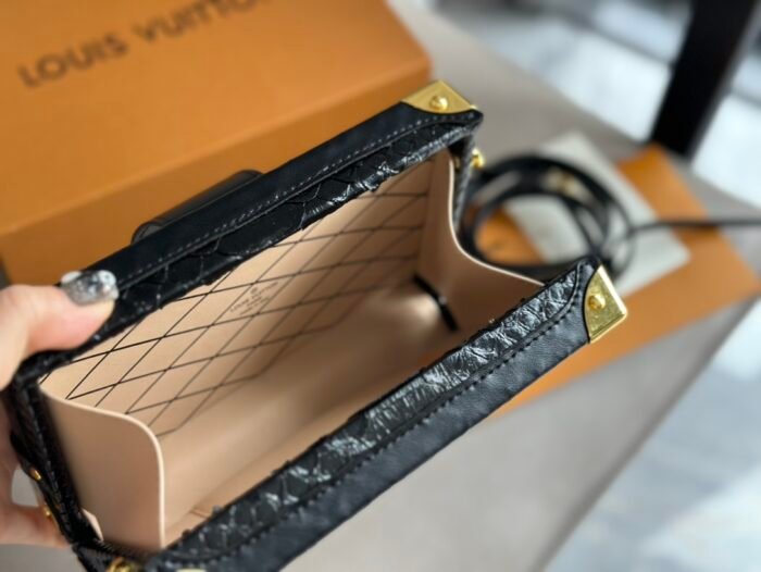 ⁦Louis Vuitton Trunk Shoulder Bag Handbag⁩ - الصورة ⁦9⁩
