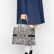 ⁦Dior Medium Book Tote Bag Handbag⁩ - الصورة ⁦3⁩