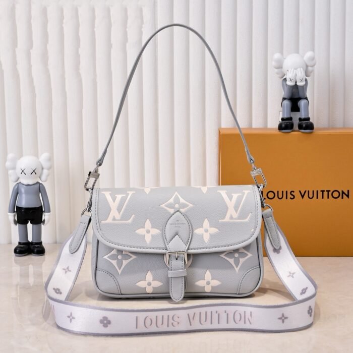 ⁦Louis Vuitton LV Diane Embossed Grained Shoulder Crossbody Bag M14214⁩ - الصورة ⁦2⁩
