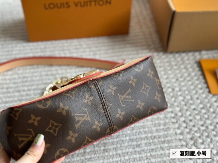 ⁦Louis Vuitton Dauphine Soft Shoulder Bag Handbag⁩ - الصورة ⁦6⁩