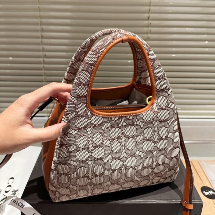 ⁦Coach Lana Shoulder Bag 23 In Signature Jacquard⁩ - الصورة ⁦7⁩