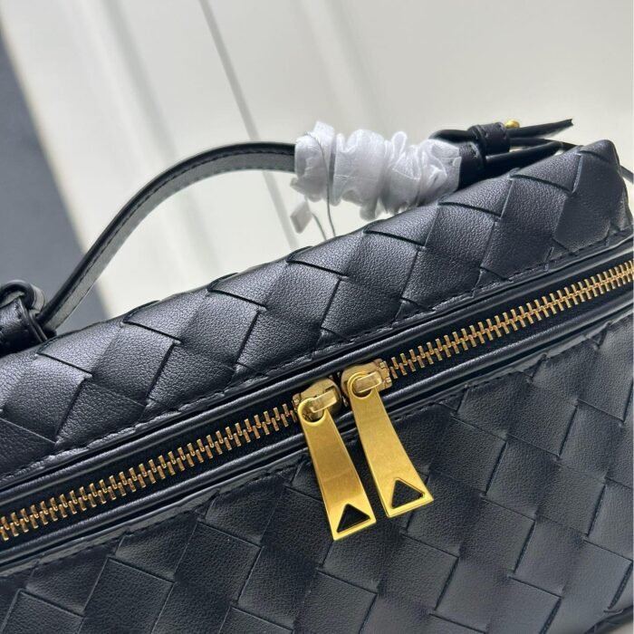 ⁦Bottega Veneta Intrecciato Mini Shoulder Crossbody Cosmetic Bag⁩ - الصورة ⁦13⁩