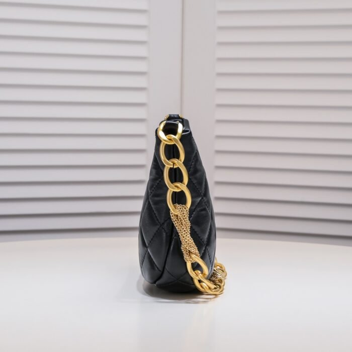 ⁦Chanel 23A Fringed Gold Chain Hobo Underarm Shoulder Bag Handbag⁩ - الصورة ⁦2⁩
