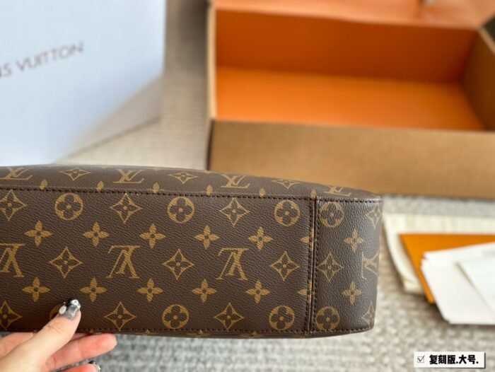 ⁦Louis Vuitton Slouchy MM Shoulder Bag Handbag⁩ - الصورة ⁦5⁩