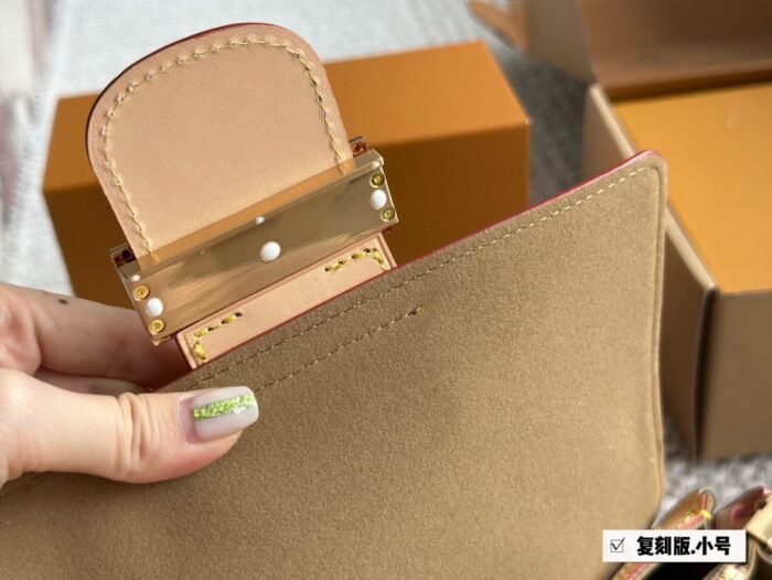 ⁦Louis Vuitton Dauphine Soft Shoulder Bag Handbag⁩ - الصورة ⁦8⁩