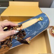 ⁦Louis Vuitton LV Diane Denim Messenger Shoulder Bag Handbag⁩ - الصورة ⁦4⁩