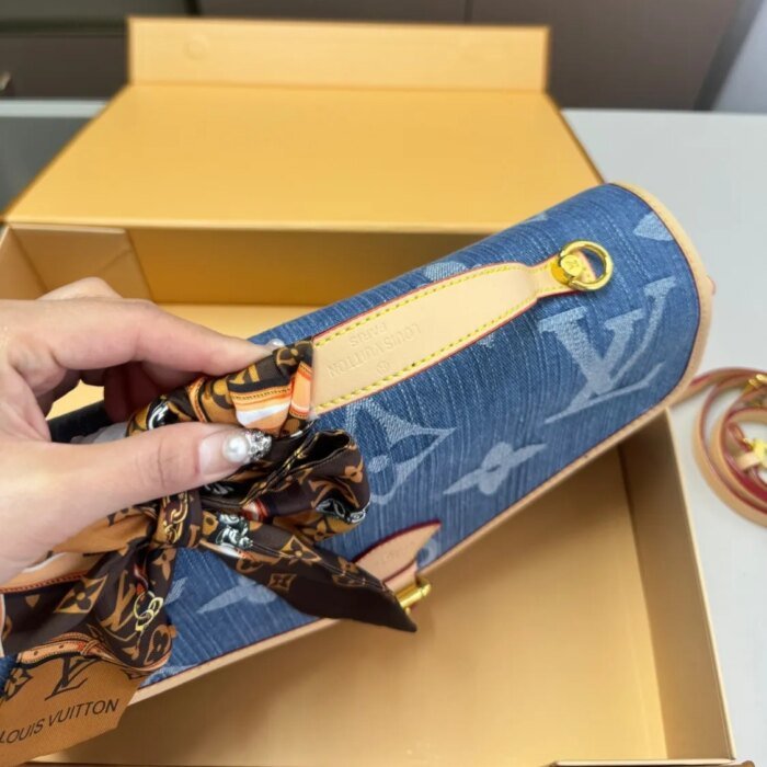 ⁦Louis Vuitton LV Diane Denim Messenger Shoulder Bag Handbag⁩ - الصورة ⁦4⁩