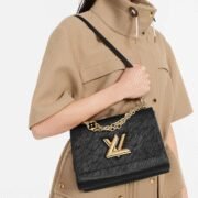 ⁦Louis Vuitton LV Twist Shoulder Crossbody Handbag M59402⁩ - الصورة ⁦3⁩