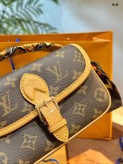 ⁦Louis Vuitton Nano Diane Shoulder Bag Handbag⁩ - الصورة ⁦5⁩