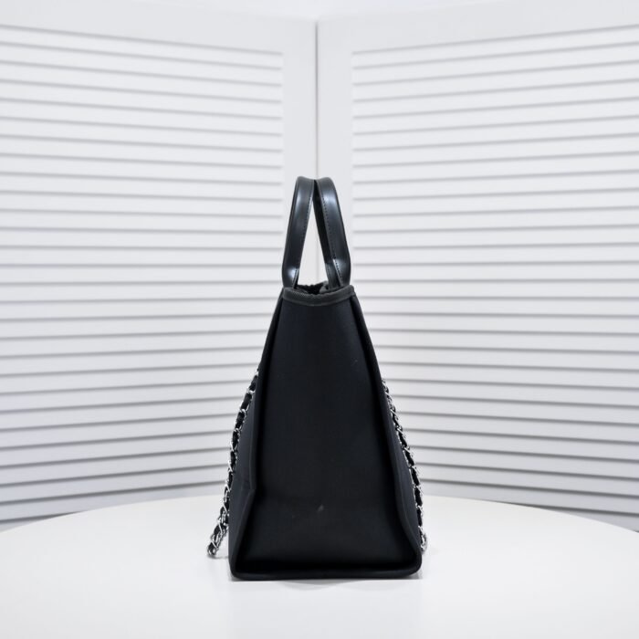 ⁦Chanel Cruise Chain Canvas Beach Bag Shopping bag Tote Shoulder Bag Handbag⁩ - الصورة ⁦2⁩