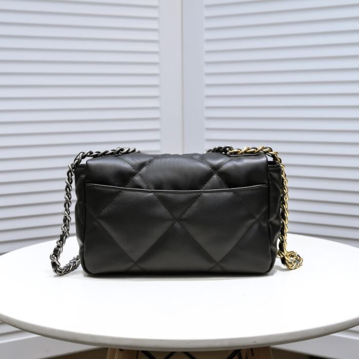 ⁦Chanel Chanel Lambskin Quilted Small 19 Flap Shoulder Bag Handbag⁩ - الصورة ⁦3⁩