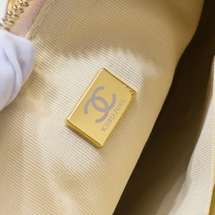 ⁦Chanel 23A Fringed Gold Chain Hobo Underarm Shoulder Bag Handbag⁩ - الصورة ⁦9⁩