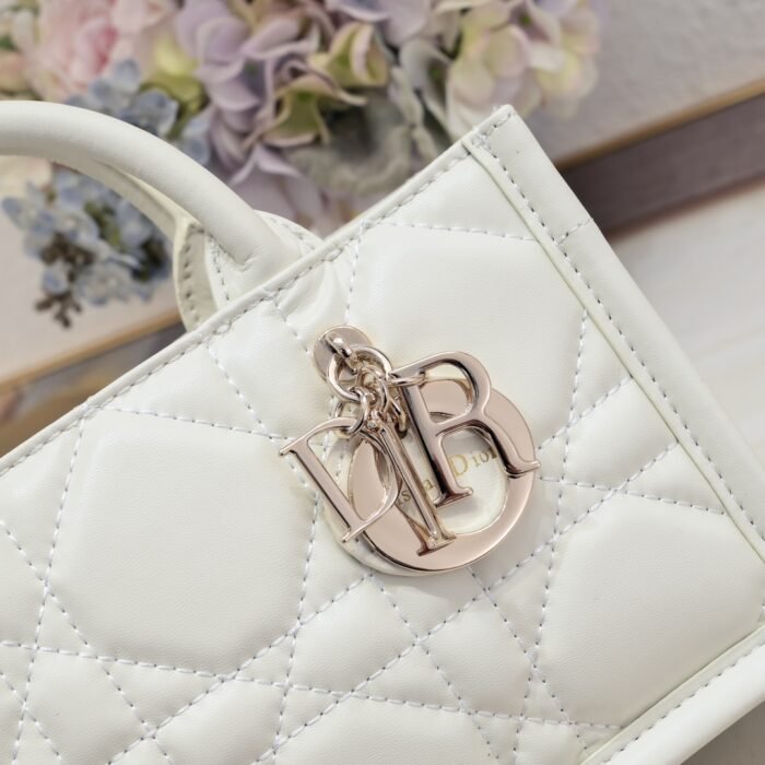 ⁦Dior Mini Book Tote Maria Grazia Chiuri design Shoulder Bag Handbag⁩ - الصورة ⁦2⁩