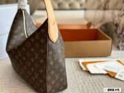 ⁦Louis Vuitton Slouchy MM Shoulder Bag Handbag⁩ - الصورة ⁦2⁩