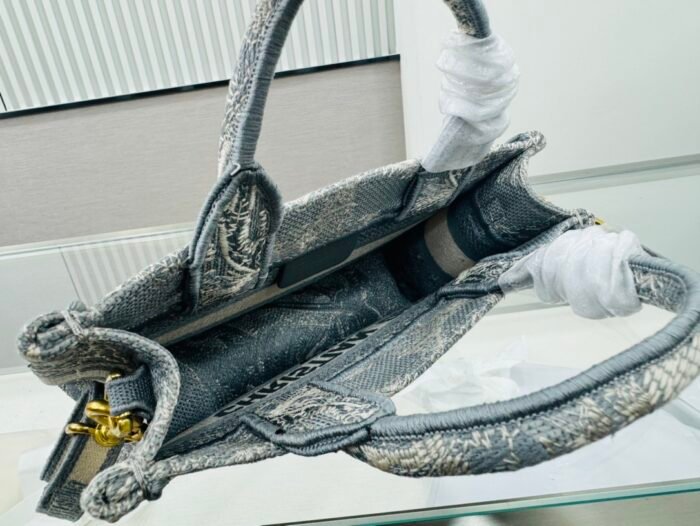 ⁦Dior Book Tote Mini Grey Tiger Embroider Shoulder Bag Handbag⁩ - الصورة ⁦9⁩