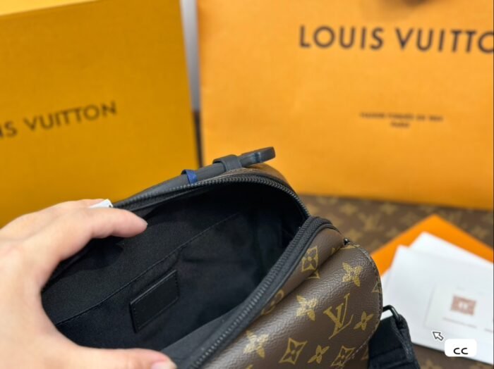 ⁦Louis Vuitton S-Lock Messenger Shoulder Bag Handbag⁩ - الصورة ⁦8⁩