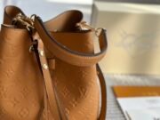 ⁦Louis Vuitton NeoNoe Shoulder Bag Handbag⁩ - الصورة ⁦2⁩