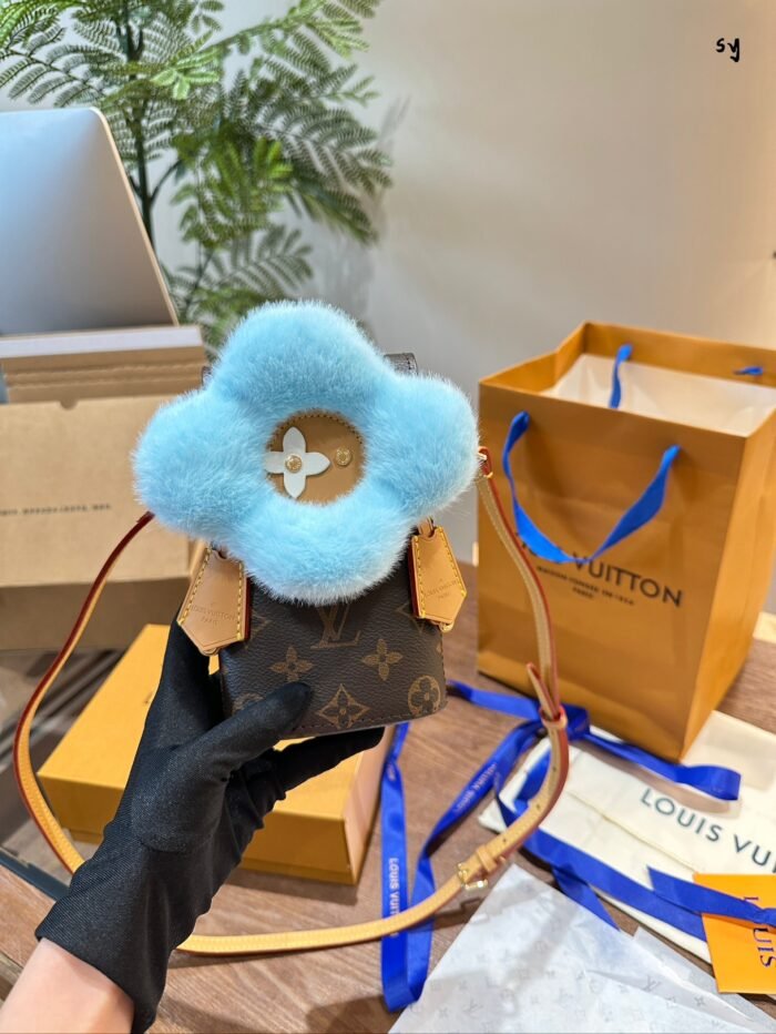 ⁦Louis Vuitton Vivienne Shoulder Bag Handbag⁩ - الصورة ⁦9⁩