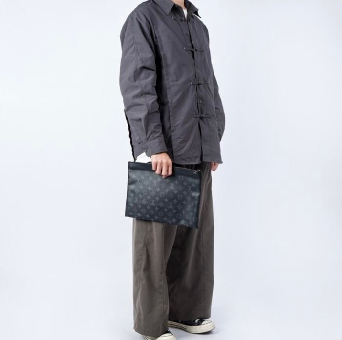 ⁦Louis Vuitton LV Discovery Handbag Clutch Toiletry Bag⁩ - الصورة ⁦3⁩