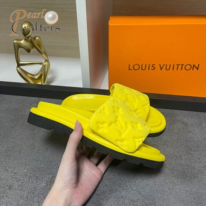⁦Louis Vuitton LV Pool Pillow Fabric Flat Slide  Sandals⁩ - الصورة ⁦6⁩