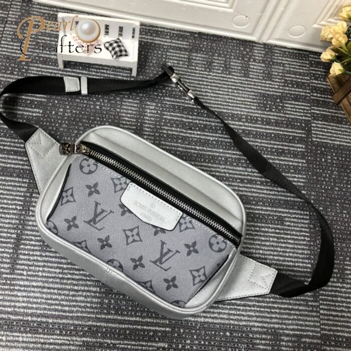 ⁦Louis Vuitton LV Outdoor Messenger Bag⁩ - الصورة ⁦6⁩
