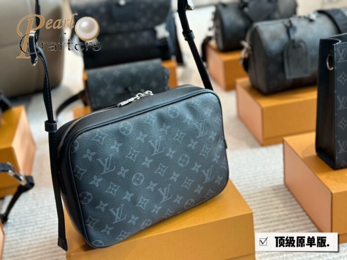 Louis Vuitton OUTDOOR Messenger Shoulder Bag Handbag - Image 6