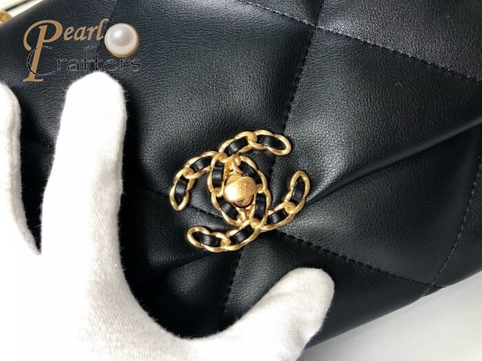 ⁦Chanel Lambskin Quilted Medium19 Flap Shoulder Bag Handbag⁩ - الصورة ⁦4⁩