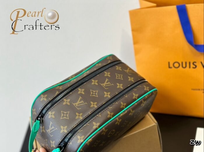 ⁦Louis Vuitton Cosmetics Toiletry Shoulder Bag Handbag⁩ - الصورة ⁦2⁩