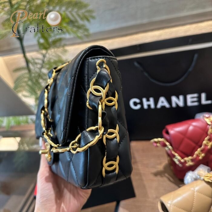 ⁦Chanel Classic handbag with chain strap in Square⁩ - الصورة ⁦6⁩