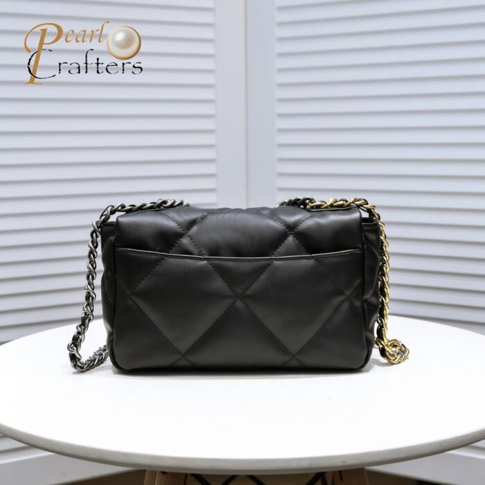 ⁦Chanel Chanel Lambskin Quilted Small 19 Flap Shoulder Bag Handbag⁩ - الصورة ⁦3⁩