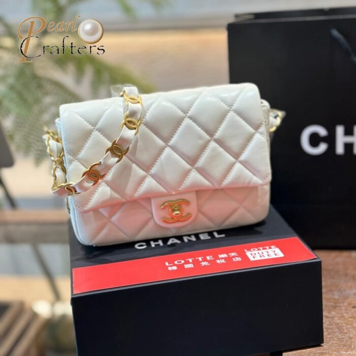 ⁦Chanel Classic handbag with chain strap in Square⁩ - الصورة ⁦3⁩