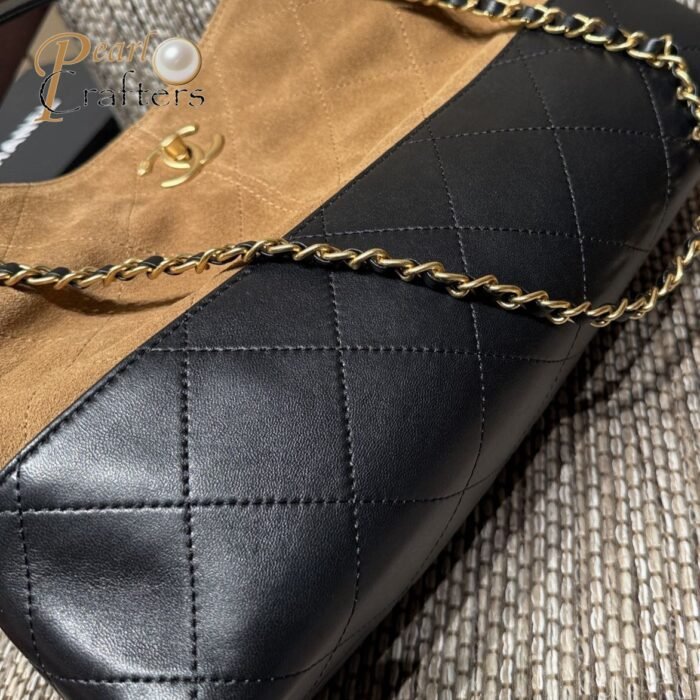 ⁦CHANEL - 25A Black Beige Suede Calfskin  Tote Bag(10a mirror version)⁩ - الصورة ⁦4⁩