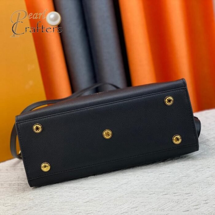 ⁦Louis Vuitton LV On My Side MM Black Leather Shoulder Bag Handbag⁩ - الصورة ⁦5⁩