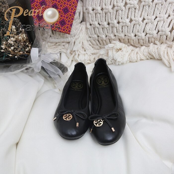 ⁦Tory Burch Leather Round Bow  Sandals Slide⁩ - الصورة ⁦4⁩