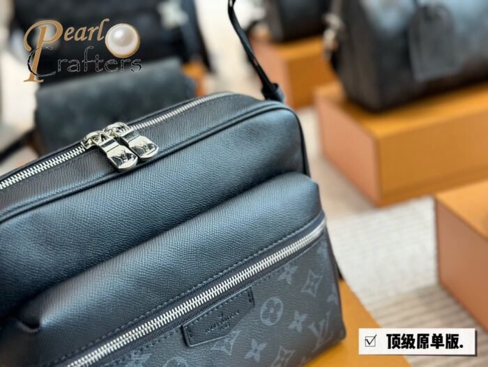 Louis Vuitton OUTDOOR Messenger Shoulder Bag Handbag - Image 2