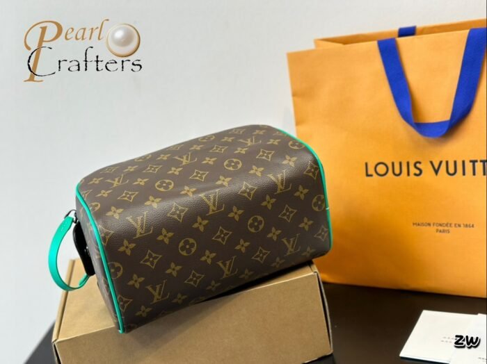 ⁦Louis Vuitton Cosmetics Toiletry Shoulder Bag Handbag⁩ - الصورة ⁦6⁩