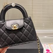 ⁦Chanel Shiny Aged Calfskin Quilted Nano Kelly Shopper Bag⁩ - الصورة ⁦6⁩