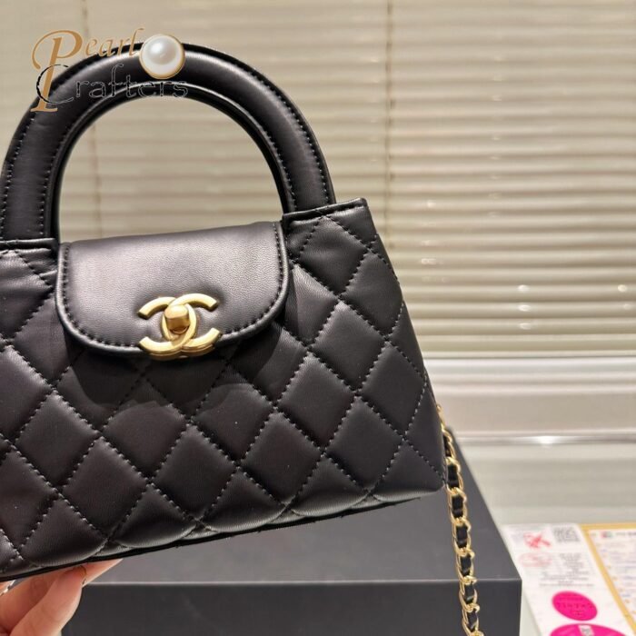 ⁦Chanel Shiny Aged Calfskin Quilted Nano Kelly Shopper Bag⁩ - الصورة ⁦6⁩