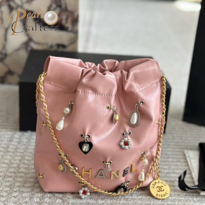 ⁦Chanel 22 garbage Bag Mini Handbag Shiny Lambskin Jewelry Charm Shoulder Bag⁩ - الصورة ⁦5⁩