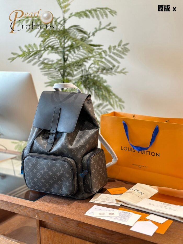 ⁦Louis Vuitton TRIO Backpack Bag Handbag⁩ - الصورة ⁦1⁩